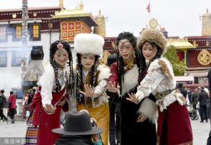 西藏迎<em>最佳旅游</em>时节 拉萨各<em>景点</em>内游客拍照打卡