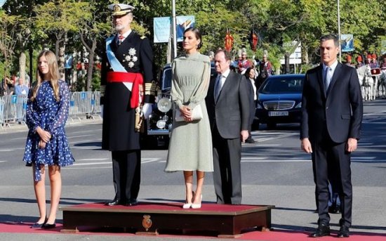 <em>西班牙</em>王室出席国庆节！莱蒂齐亚穿波点裙很温柔，女王储再次...