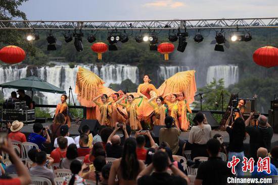 巴西伊瓜苏的“中国春节”：瀑布为证 歌舞<em>有情</em>