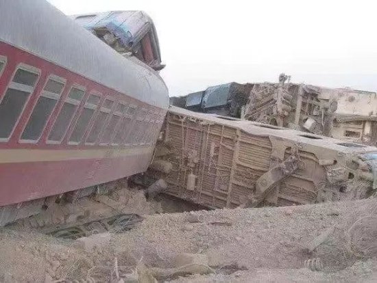 一客运列车脱轨，造成21死86伤！