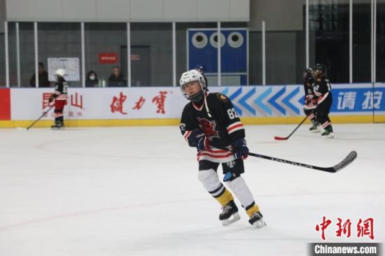 第四届中国<em>青少年</em>冰球联赛（西宁赛区）开幕