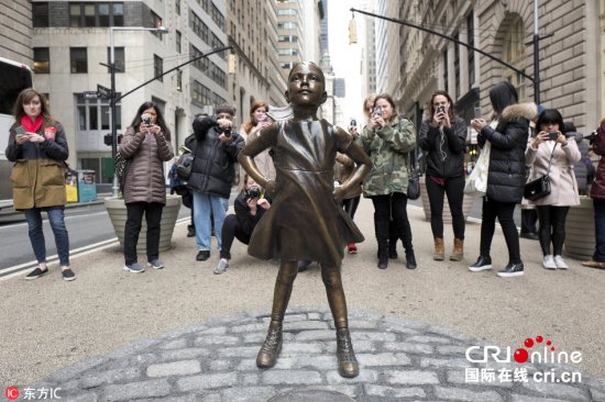 纽约华尔街竖起女孩雕像 双手叉腰吁男女平等(高清组图)