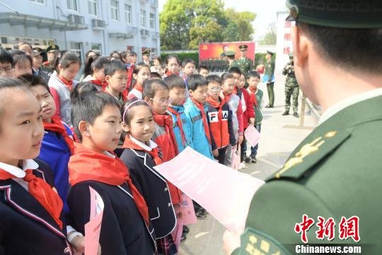 上海小学生进军营接受国防教育：<em>格斗术</em>最受欢迎