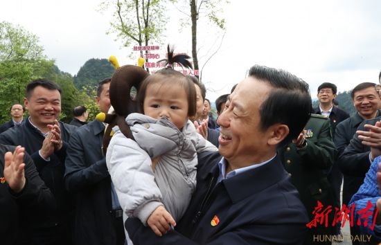 被湖南省委书记许达哲抱在怀中的孩子，有着怎样的故事