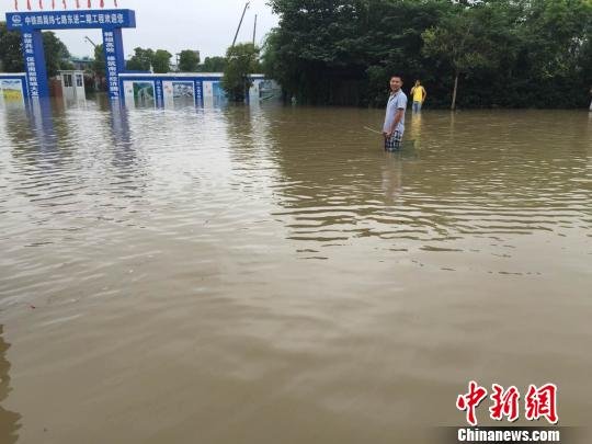 “暴力梅”袭南京：市民马路上捕鱼 业主门口筑坝排水