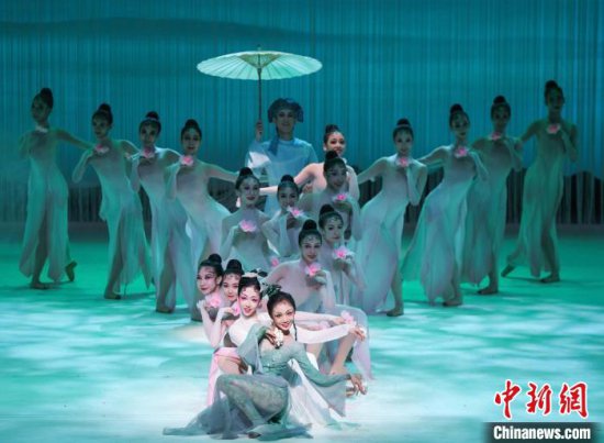 芭蕾舞剧《白蛇传》于杭州上演 用足尖艺术再现<em>民间传说</em>