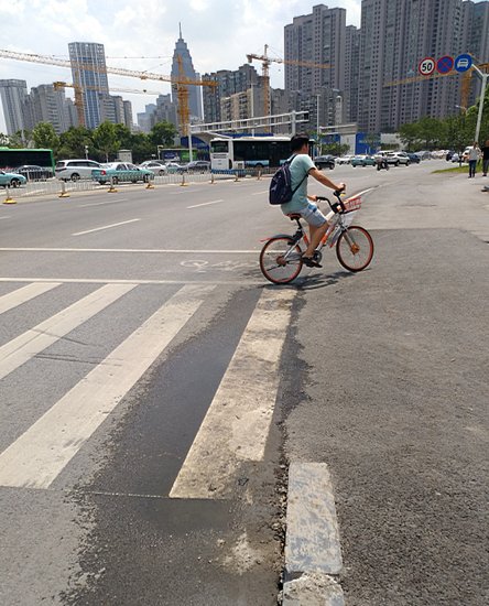 <em>武汉青年路</em>非机动车道高坎已变缓坡 车辆上下顺畅