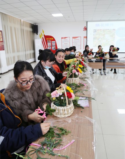 兴华科技公司举办庆祝“三八”妇女节花艺沙龙活动