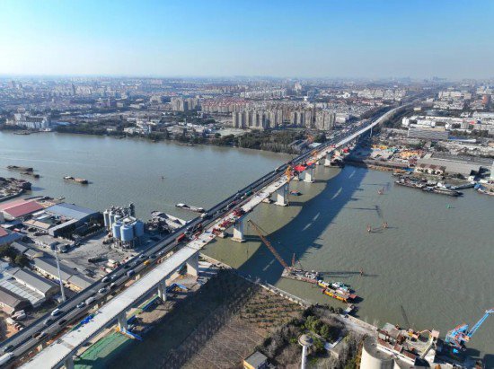 上海S4公路奉浦东桥跨黄浦江主体工程顺利合龙