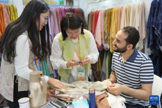中国绍兴柯桥国际纺织品面辅料博览会启幕
