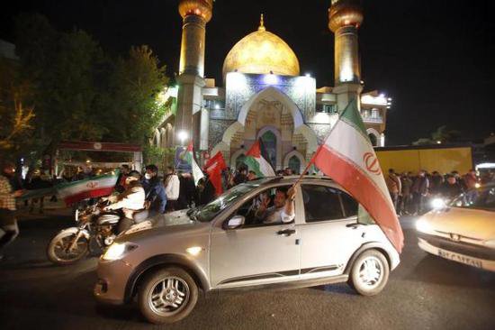 伊朗空袭以色列后<em>德黑兰陷入</em>狂欢，民众支持反击以色列