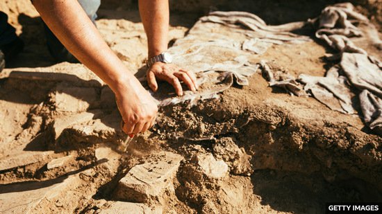 考古学家在英国威尔士发现神秘<em>中世纪</em>墓地