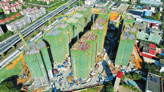 海口新高·<em>理想城</em>安居房项目两栋住宅楼封顶