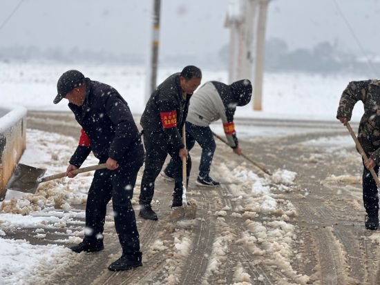 长沙望城区乌山：大雪中，他们亮出身份战风斗雪