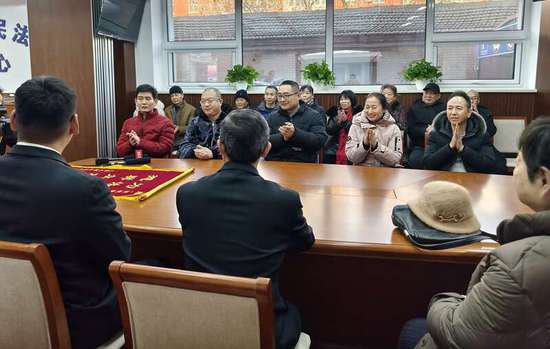 北京东城法院保障群众切身利益 42名员工收到500余万元欠薪