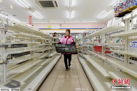 日本地震灾区超市便利店<em>生活用品</em>被抢购一空（高清）