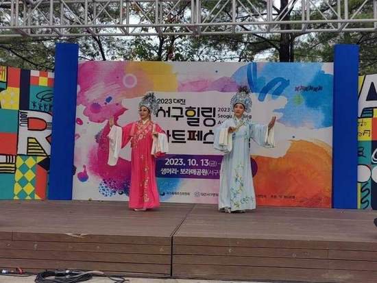 <em>韩国</em>城市办治愈艺术节，受邀的温岭艺术团带去“良方”