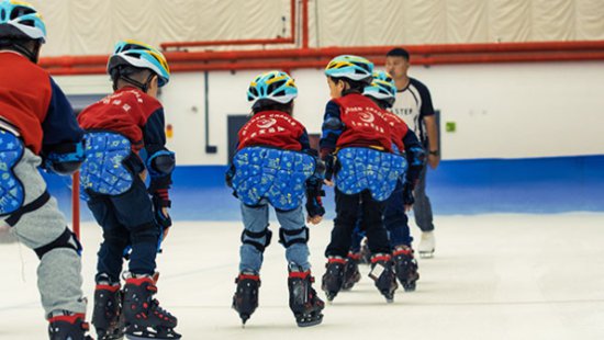 衡水市举办“轮转冰”试点幼儿园<em>滑冰</em>体验活动
