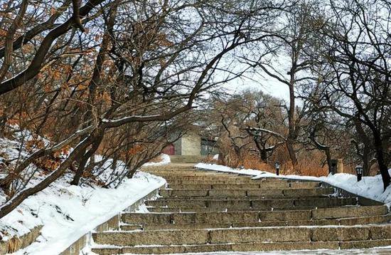 吉林市北山公园上一座被忽视的角门，曾是一座寺庙的正门。