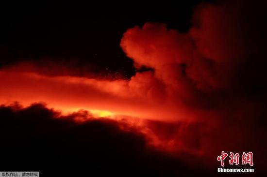 埃特纳火山灼热熔岩喷<em>向天空</em> 为世界最活跃火山之一