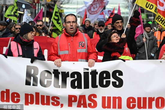 马克龙政府为何强推退休改革法案？法国人都爱罢工？