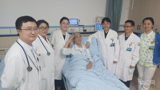 心脏起搏器电池耗竭 94岁抗战老兵再续“心”生