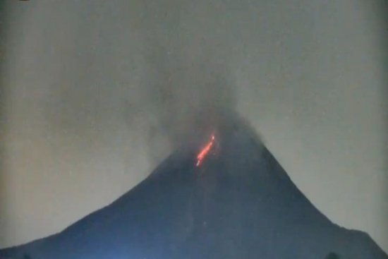 印尼默拉皮火山喷出大量<em>火山灰</em>和热云