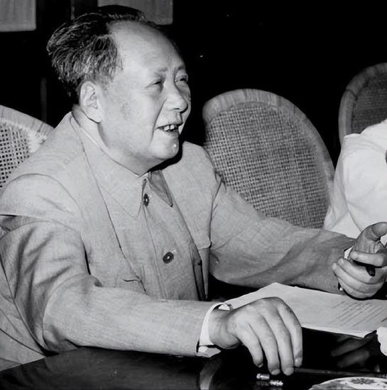 59年，左大玢指出毛主席念错自己名字，主席笑道：回去问问你...