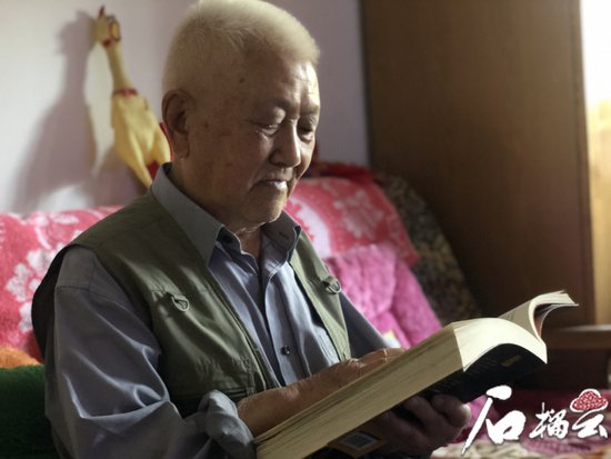 新疆大学88岁老教授“教无止境” 退休21年常返讲台传授诗词
