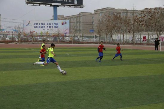 “奔跑<em>吧</em>·少年”2024年焉耆县第十一届中小学生足球比赛激情开赛