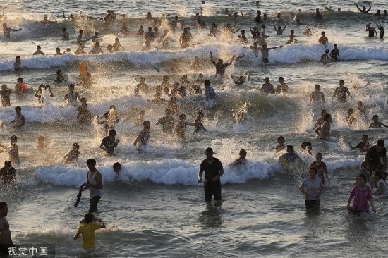 加沙地带面临高温 民众<em>海中游泳</em>解暑
