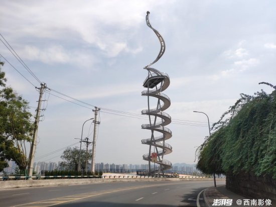 重庆：长江观景台造型似“螺旋天梯”网友戏称为“<em>烤面筋</em>”