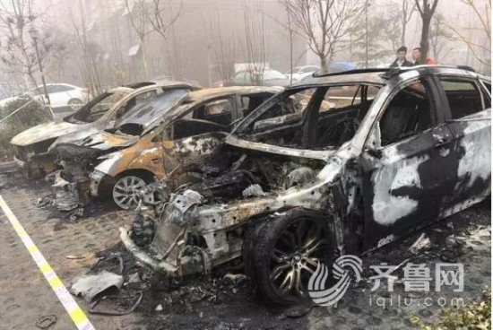 济南：百万宝马车起火烧成铁架子 消防车来救被堵门口