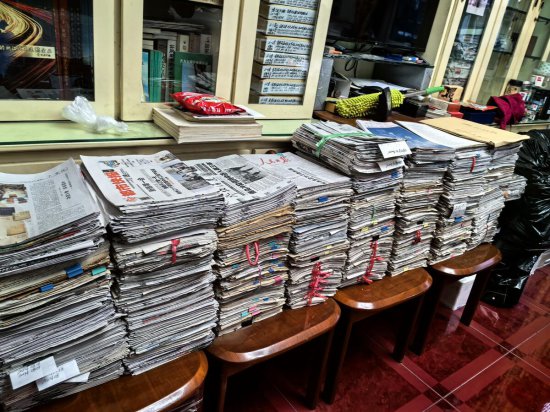 20多年来收集各类报纸 90多岁老人的“民间集报馆”梦