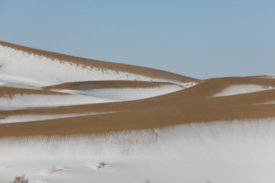 雪染巴丹吉林沙漠