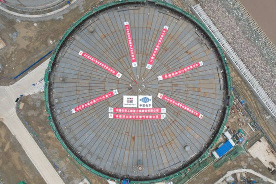 中国化学十四化建承建的22万立方米LNG储罐升<em>顶</em>成功