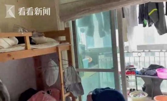 上海一<em>90平米</em>公寓内住39人 每个床铺每月700元