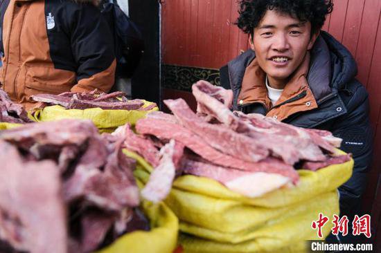 （新春见闻）西藏年货市场民众话家常：新房、新衣和“古突”
