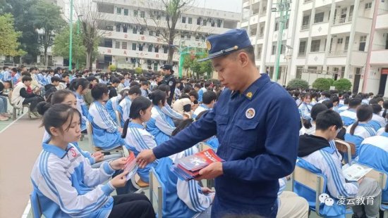 沙里瑶族乡初级中学开展“法治进校园”宣传教育活动