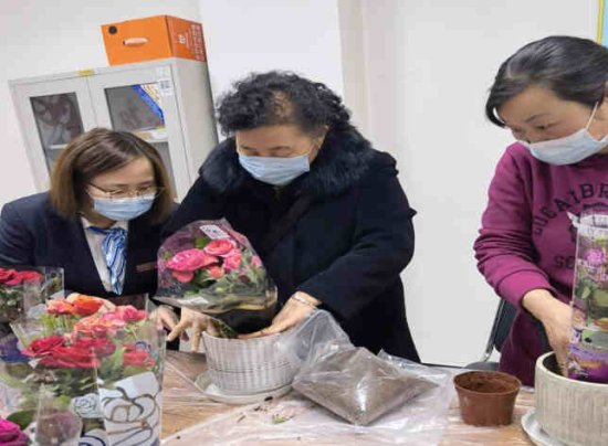 山西银行阳泉南山路支行开展“三八妇女节”<em>花卉种植</em>活动