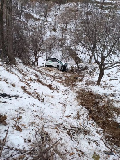 MPV<em>山路</em>坠崖30米，车主竟未受伤！