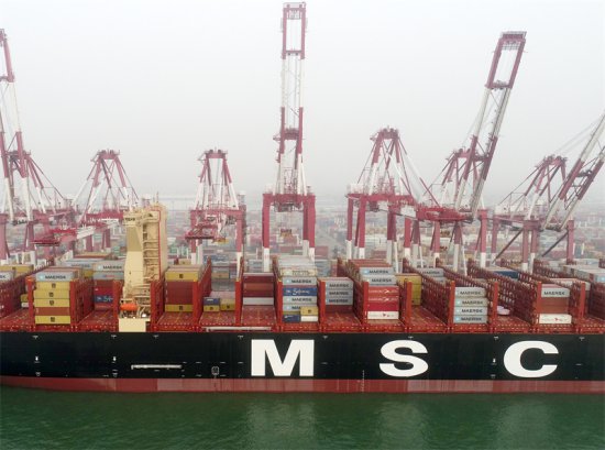 全球<em>最大的</em>超大型集装箱船在<em>山东</em>港口青岛港投入商业运营
