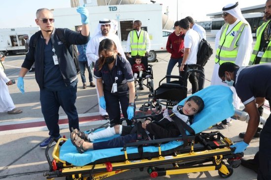 外媒：首批巴勒斯坦受伤儿童抵达阿联酋