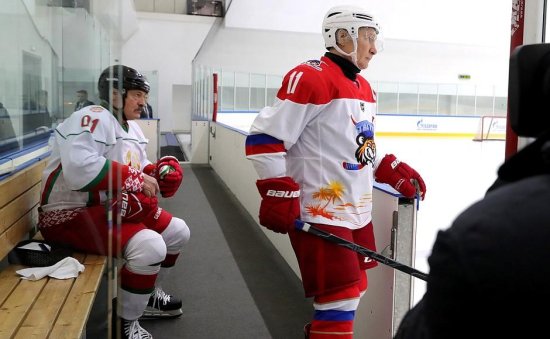普京和白俄罗斯总统<em>组队</em>打冰球 13:4赢下比赛（图）