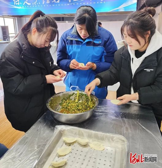 <em>保定市理工</em>中等专业学校举行冬至包饺子活动
