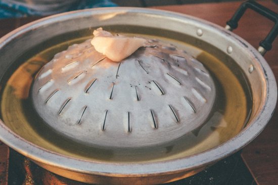 奇特的老挝火锅，不仅能涮肉、还能<em>烧烤</em>，火锅的<em>名字</em>更是特别
