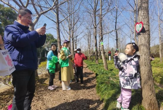 <em>上海</em>公园绿地<em>近期</em>“一树难求”，孩子为此练摊，说亏本也值得