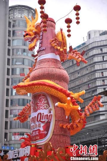 巨型“酒瓶”亮相<em>重庆</em>步行街