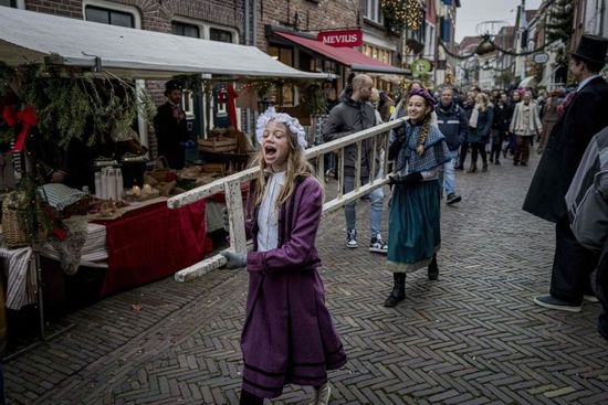 荷兰小镇举办“<em>狄更斯</em>节” 市民乔装打扮成小说人物亮相街头
