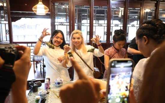 上海：外国留学生<em>端午</em>“邂逅”中国传统文化